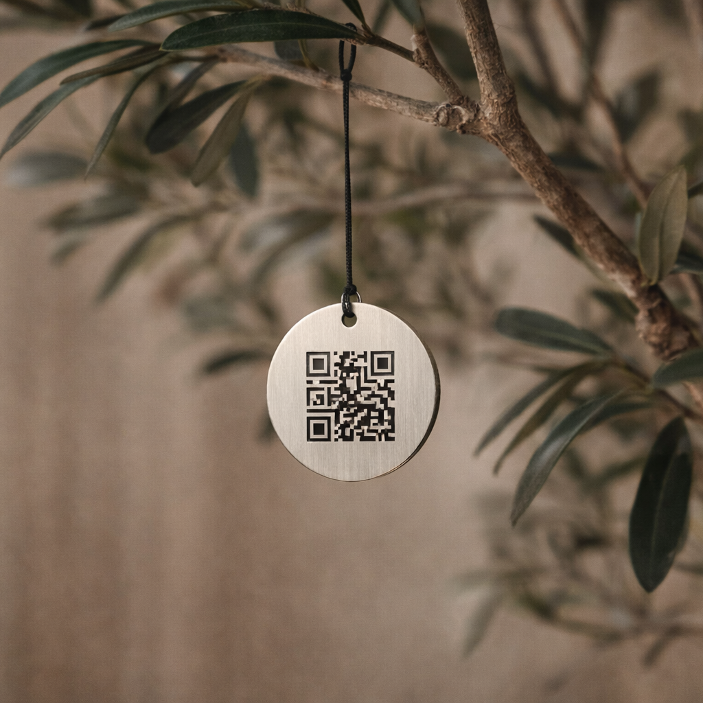 Un médaillon discret accompagne chaque pièce. D'un simple scan, votre entourage la retrouve sur notre boutique.