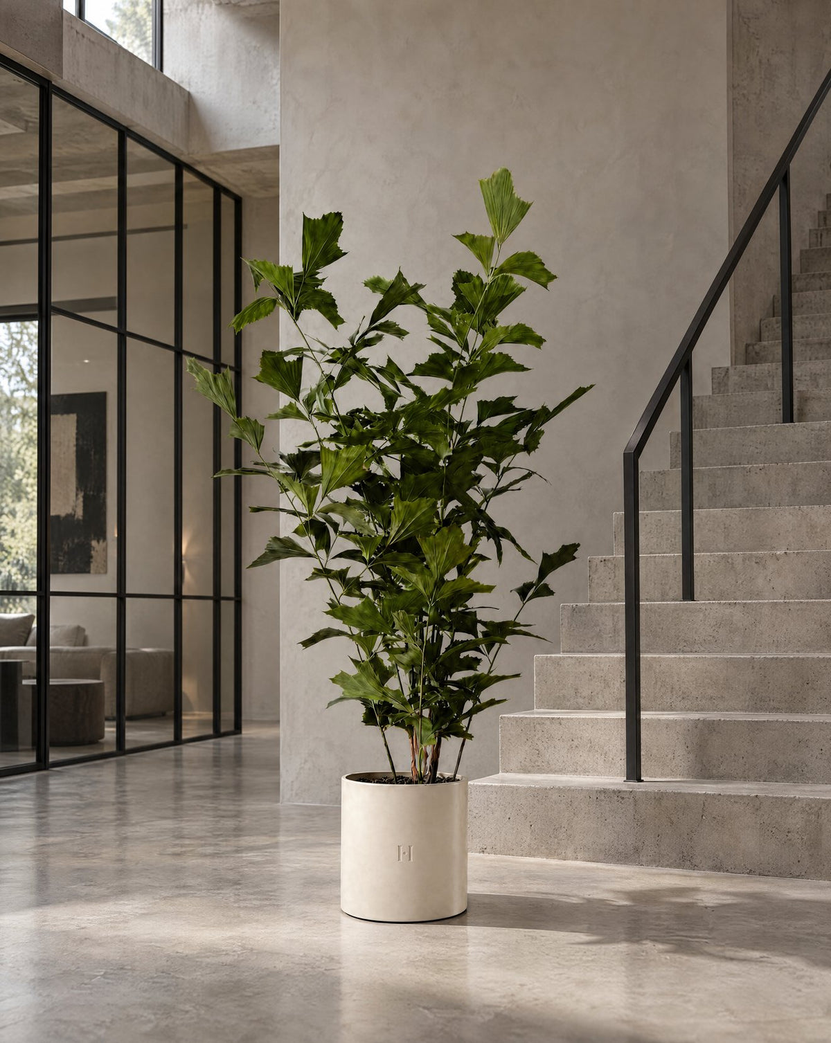 Caryota artificiel HOPER au pied d'un escalier, lifestyle HOPER
