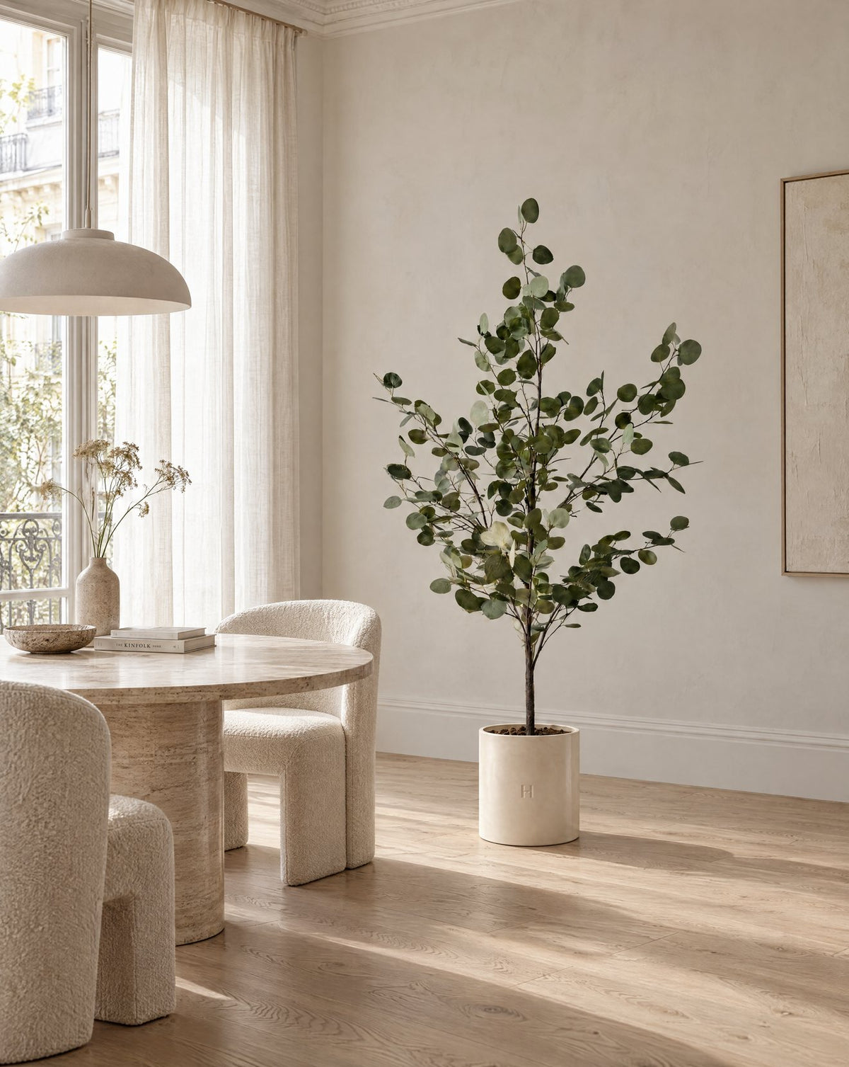 Eucalyptus artificiel HOPER dans une salle à manger, lifestyle HOPER #Taille_180cm