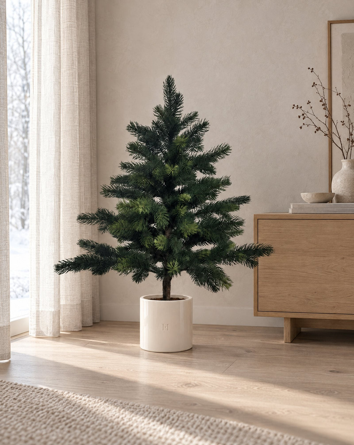 Künstlicher Weihnachtsbaum von HOPER in einem Wohnzimmer