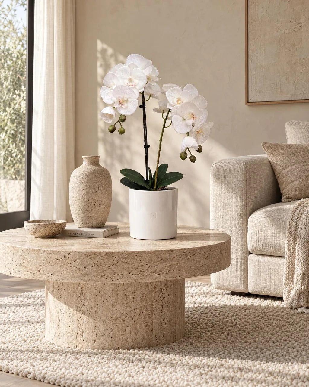 Orchidee blanche artificielle HOPER sur une table basse, lifestyle HOPER #Taille_65cm
