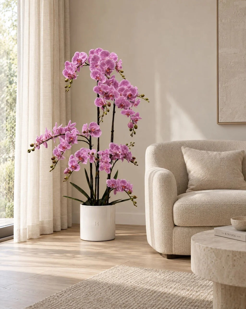 Orchidee rose artificielle HOPER dans un salon, lifestyle HOPER #Taille_150cm