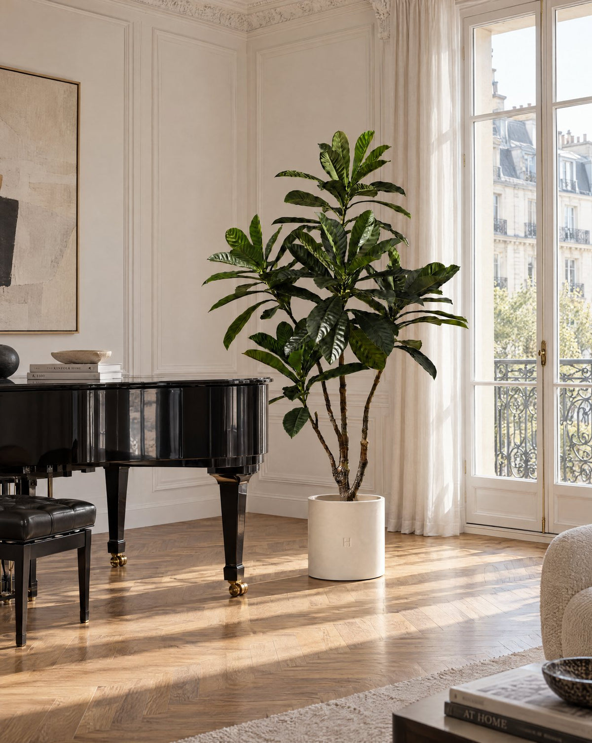 Plumeria artificiel HOPER près d'un piano, lifestyle HOPER #Taille_185cm