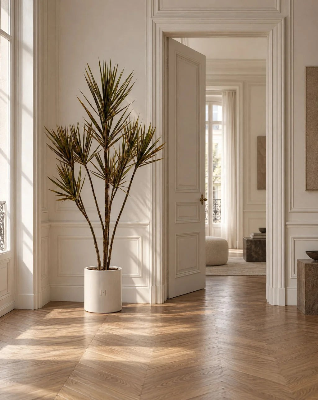 Dracaena artificiel HOPER dans un couloir, lifestyle HOPER #Taille_180cm