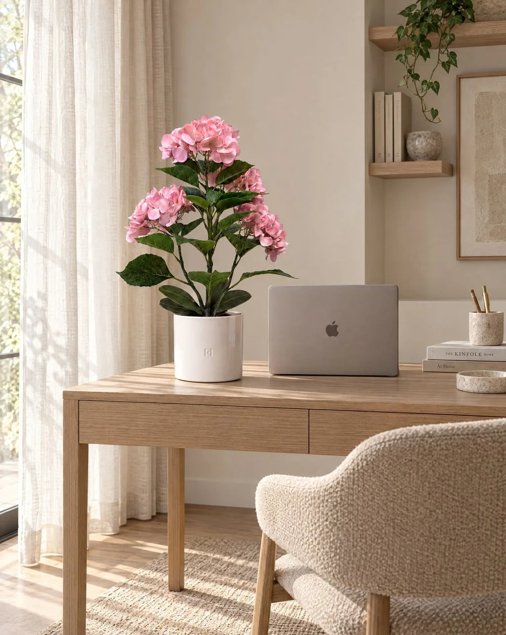 Hortensia rose artificiel HOPER sur un bureau, lifestyle HOPER #Taille_50cm