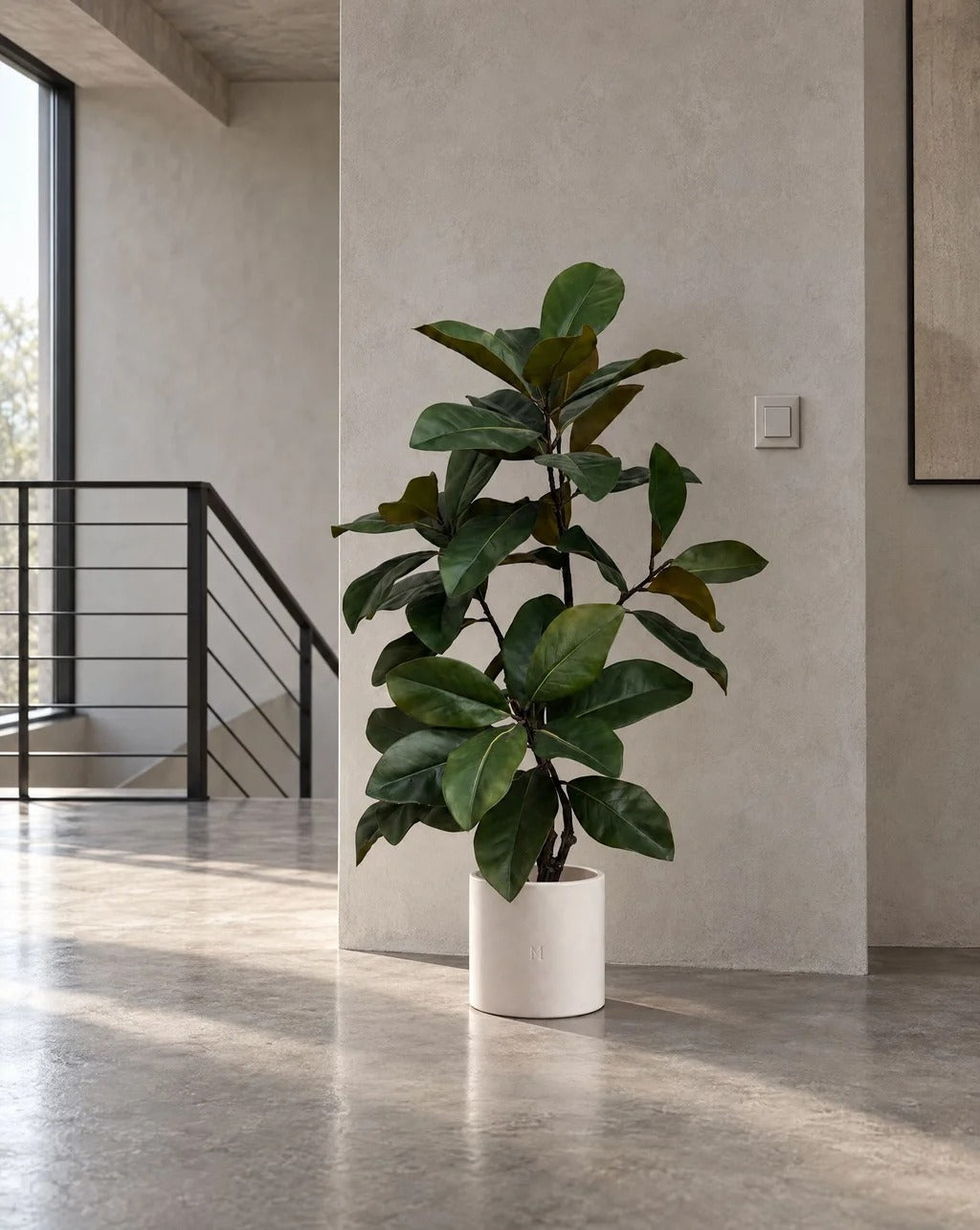 Magnolia artificiel HOPER sur un palier, lifestyle HOPER #Taille_115cm