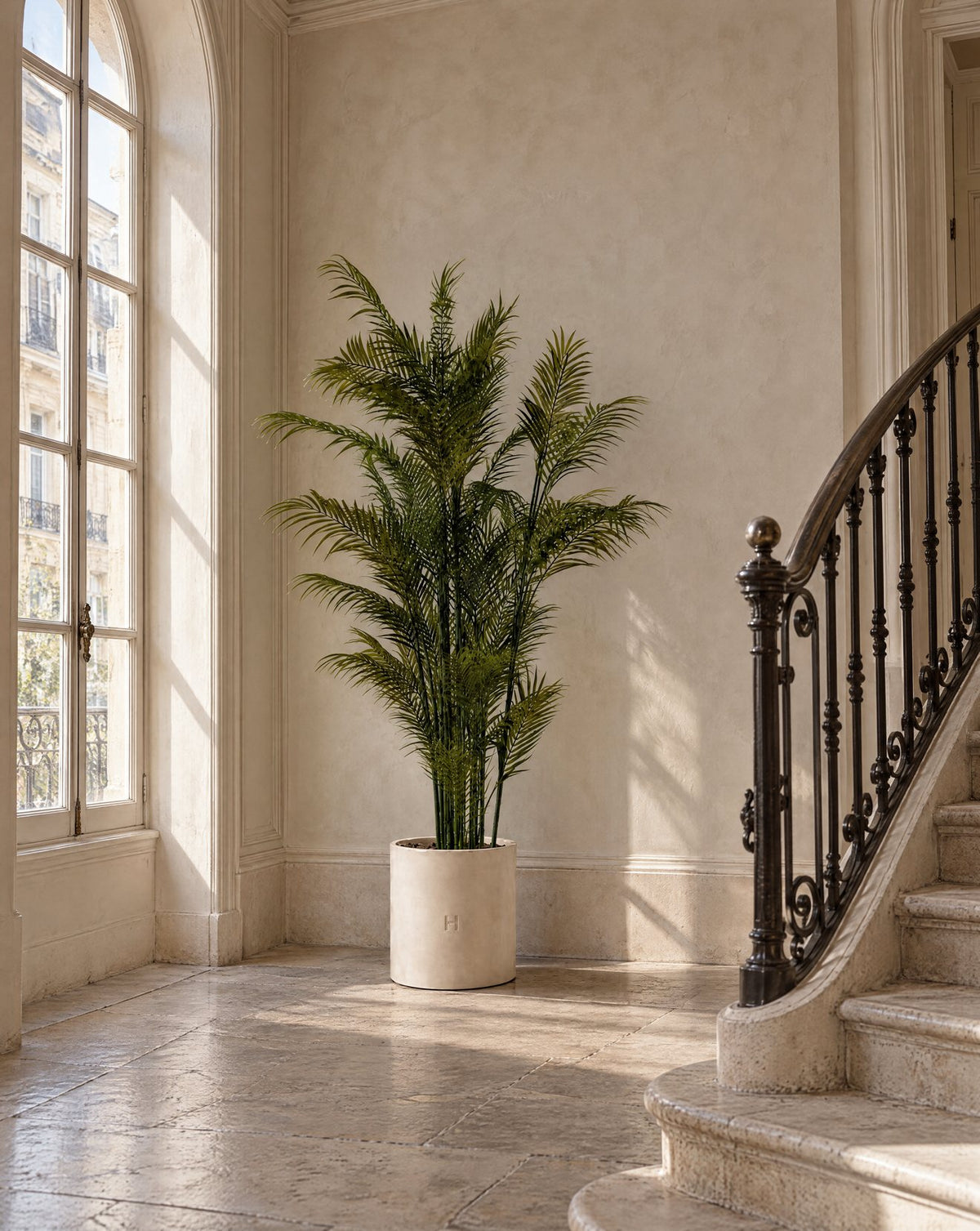 Palmier artificiel HOPER au pied d'un escalier, lifestyle HOPER